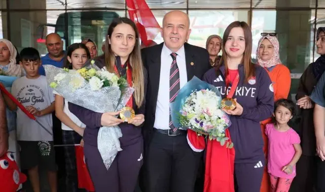 Olimpiyat şampiyonları çiçeklerle karşılandı