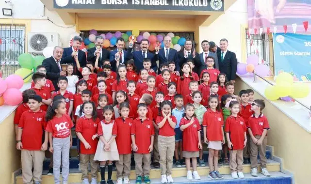 Depremin yaralarının sarıldığı Hatay'da 400 bin öğrenci için ders zili çaldı