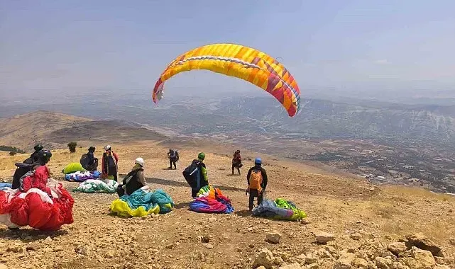 Tut'un termalleri paraşütçüleri gökyüzünde tuttu