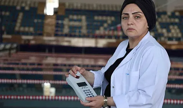 Türkiye'de tek olan kimyager Derya Çambay Elazığ havuzlarını ulusal standartlarda tutuyor