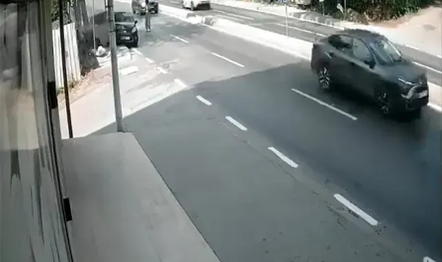 Yayaya çarpmamak için direksiyonu kırdı, kaza böyle geldi