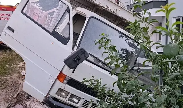 Durdurmaya çalıştığı kamyonetle korkuluk arasında sıkışan genç operasyonla kurtarıldı