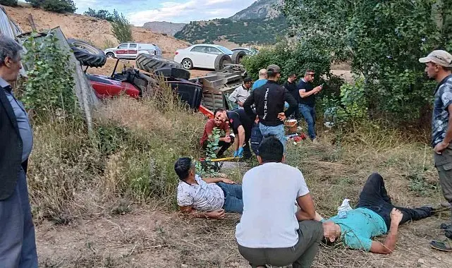 Sivas'ta traktör şarampole devrildi: 4 yaralı