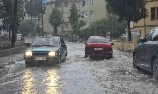 Karabük'te sağanak hayatı felç etti, yollar dere yataklarına döndü