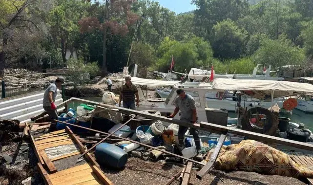 Kemer Balıkçı Barınağı'ndaki kaçak yapılar kaldırıldı