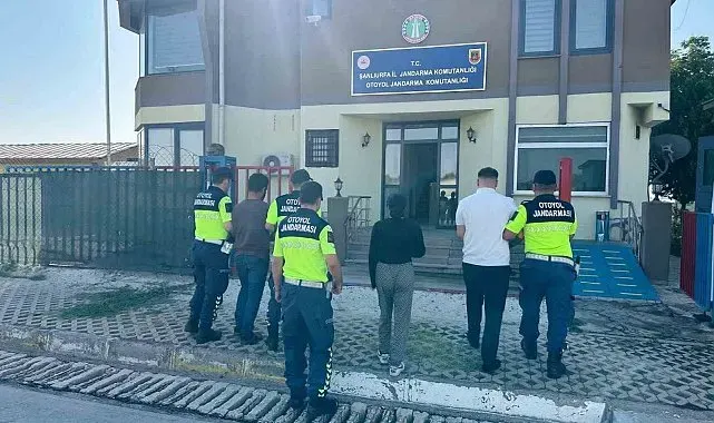 Kendilerini polis olarak tanıtan dolandırıcılar jandarmaya yakalandı