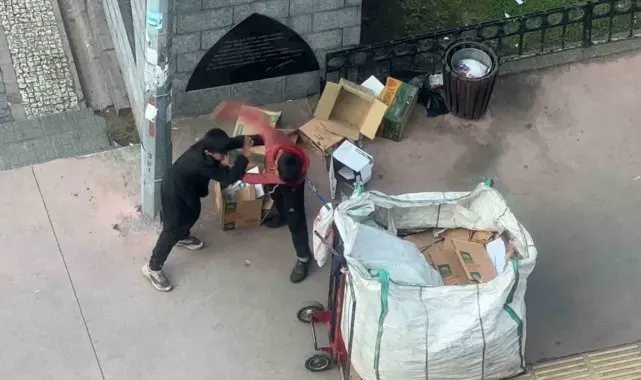 Karton toplayan çocukların kavgası kamerada