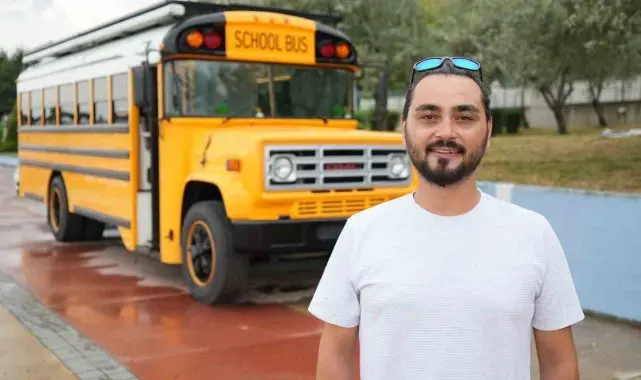 Filmden esinlenerek yaptığı hayalindeki 'School Bus' ile dünya turuna çıktı