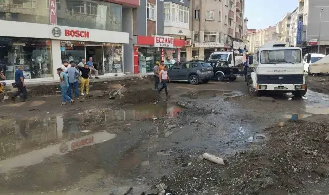 Cadde göle döndü