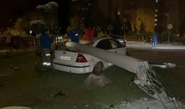 Beton aydınlatma direğine çarpan otomobildeki 3 kişi yaralandı