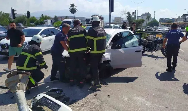 Otomobilin çarptığı motosiklet ve bisikletin sürücüleri yaralandı