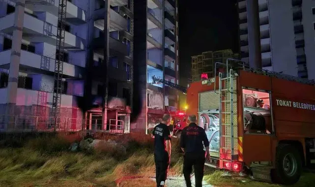 Tokat'ta 10 katlı binada çıkan yangın korkuttu