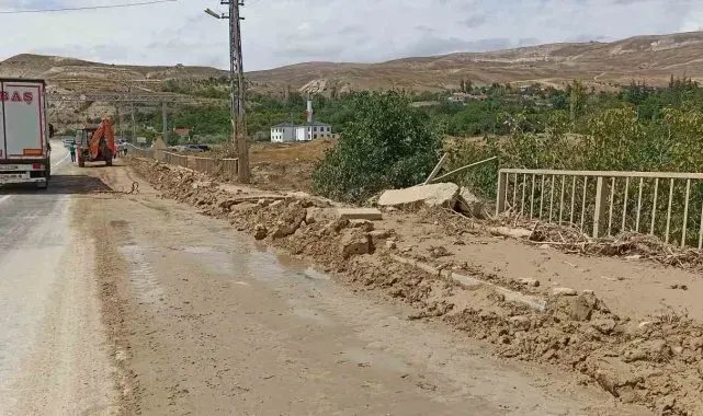 Gürün'de selin izleri siliniyor