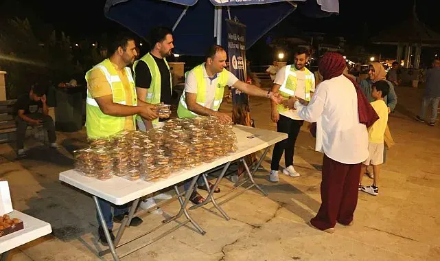 Büyükşehir Mevlit Kandil'inde 19 ilçede lokma ikram etti
