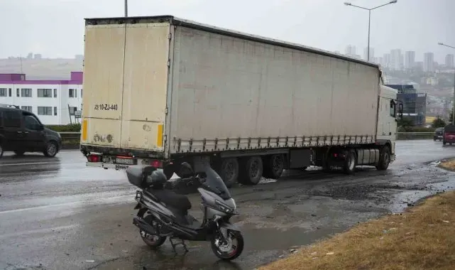 Geri geri giden tır, motosiklete çarptı: 1 yaralı