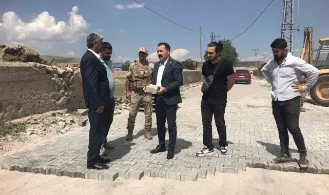 Digor'da köylere kilitli parke taş yol yapımı sürüyor
