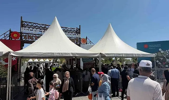 Ahlat'ta Cumhurbaşkanı Erdoğan heyecanı: Vatandaşlar Millet Bahçesi'ne akın etti