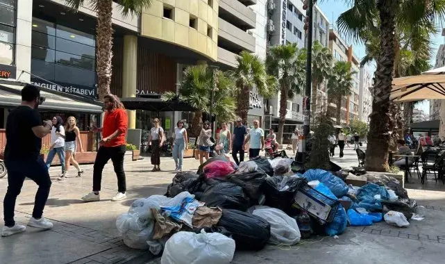 İzmir'de belediye işçileri iş bıraktı, dağ gibi çöp birikti