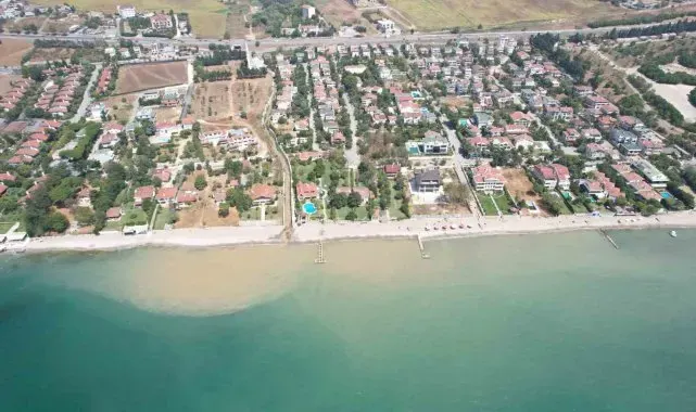 Büyükçekmece Kumburgaz'da denizin rengi değişti