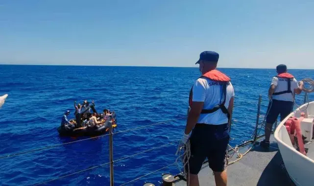 Yunanistan'ın Türk karasularına geri ittiği 20 düzensiz göçmen kurtarıldı