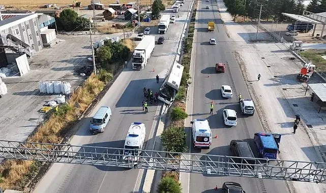 Burdur'da tur otobüsü devrildi, 34 kişi yara almadan kurtuldu
