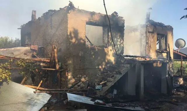 Burdur'da çıkan yangında köy evi küle döndü