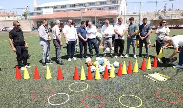 Başkan Metin sözünü tuttu: Çocuklar antrenman malzemelerine ve formalarına kavuştu
