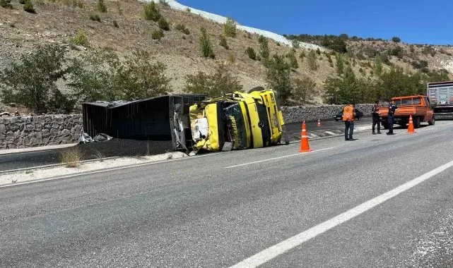 Kömür yüklü tır devrildi: Yol trafiğe kapandı