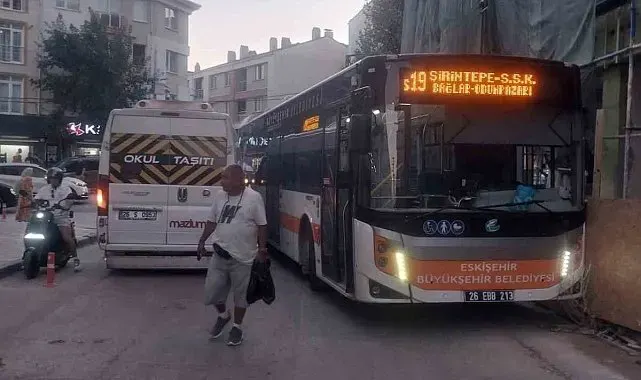 Hatalı park edilen servis aracı trafiğin tıkanmasına sebep oldu