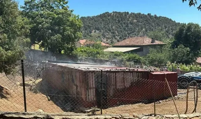 Elektrik arızası sonucu çıkan yangında samanlık kül oldu