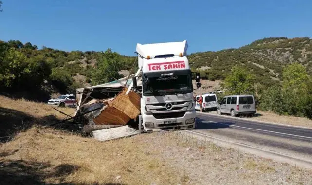 Tokat'ta kontrplak yüklü tır devrildi: 1 yaralı