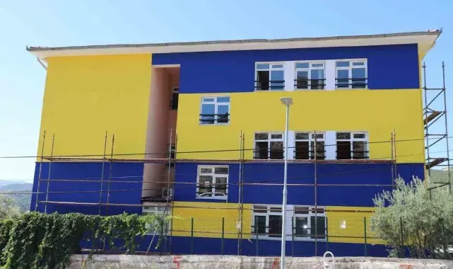 Manisa'da miniklere sarı lacivert destek