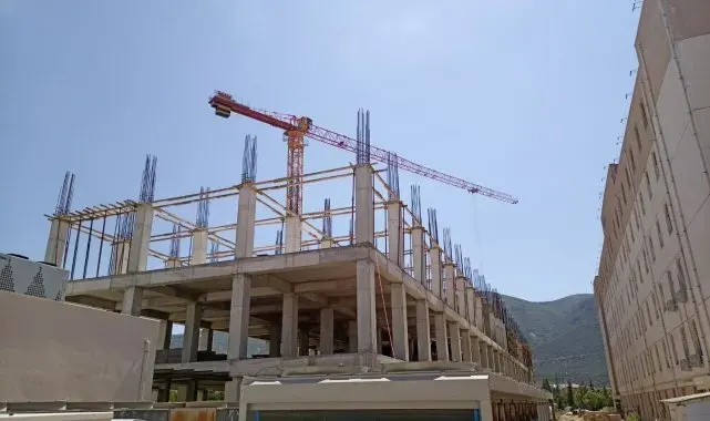 İşçinin vinçte taşınan yük üzerindeki görüntüsü yürekleri ağıza getirdi