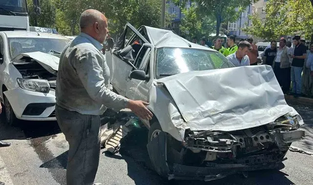 Şanlıurfa'da kırmızı ışıkta bekleyen araçlara tır çarptı: 3 yaralı
