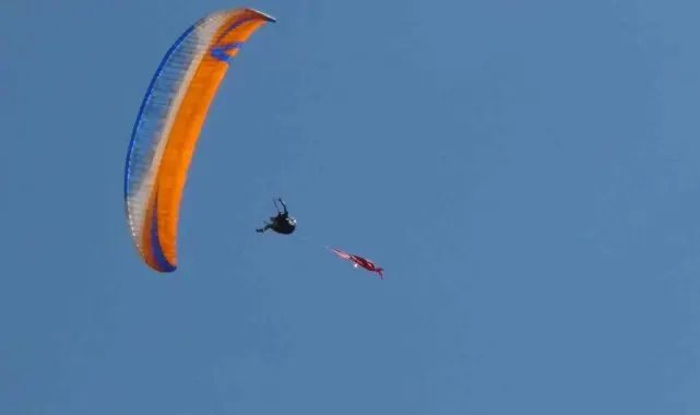 Kars'ta semalar yamaç paraşütüyle renklendi