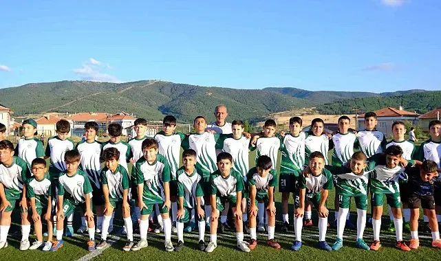 Akdağmadeni'nde Yaz Futbol Okulu'na katılan 60 gence malzeme desteği