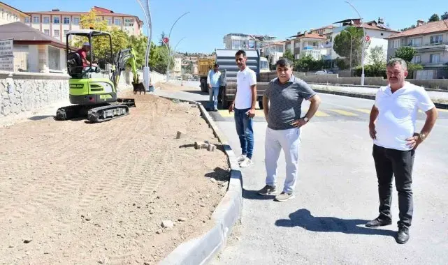 Emet Belediyesi yol, refüj ve kaldırım düzenleme çalışması başlattı
