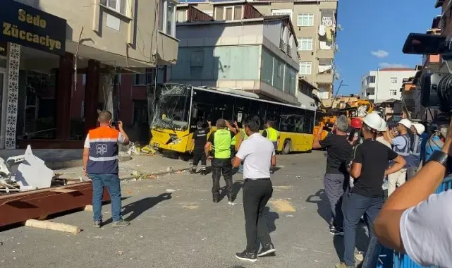 Pendik'te bina kolonuna çarpan İETT otobüsü kaza yerinden kaldırıldı