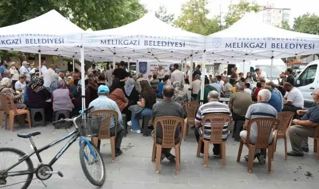'Mobil başkan' Aydınlıkevler'e yeni proje müjdeleriyle gitti