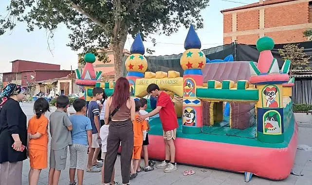 Sarıgöl'de çocukların yüzü şenlikle güldü