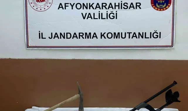 Dedektör ve kazma ile define arayan 4 kişiyi jandarma yakaladı