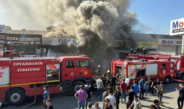 Diyarbakır'da 3. Sanayi Sitesi'nde çıkan yangına müdahale çalışmaları devam ediyor