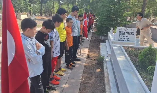 Minik öğrencilerden şehitliğe ziyaret