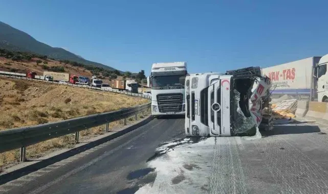Devrilen tırdan onlarca çimento torbası yola savruldu