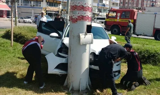 Mardin'de otomobil direğe çarptı: 1 yaralı