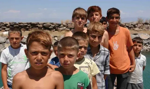 Van Gölü'ne giren çocukların saçları sarı oldu