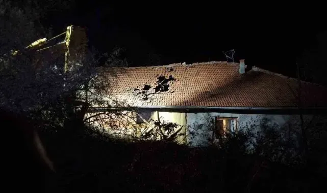 Samanlık ve saman balyaları alevlere teslim oldu.