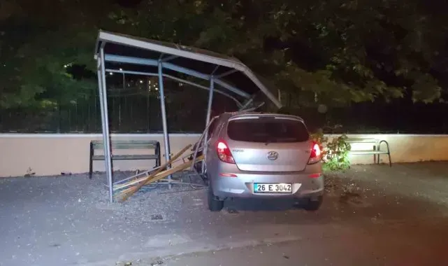 1,42 promil alkollü sürücü otobüs durağına daldı
