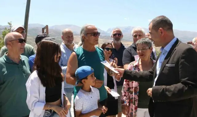 Sağlık ekipleri köylerde keneye karşı vatandaşları bilgilendiriyor