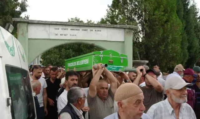 Trafik kazasında hayatını kaybeden genç gözyaşları içinde defnedildi